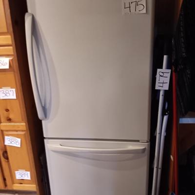 Working Amana Refrigerator with bottom freezer