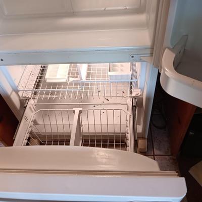 Working Amana Refrigerator with bottom freezer