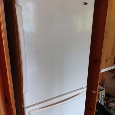Working Amana Refrigerator with bottom freezer