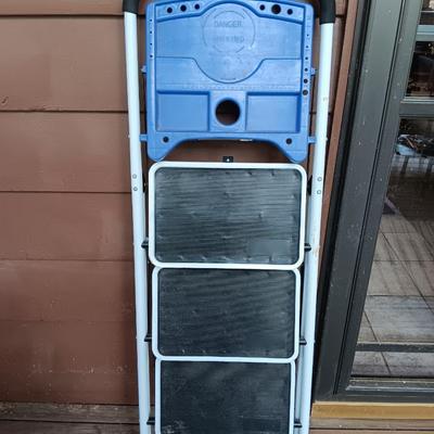 Three stair step ladder with top platform