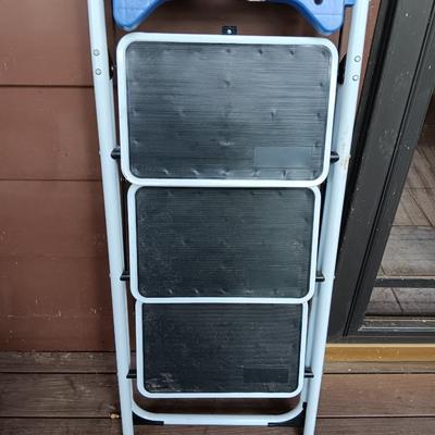 Three stair step ladder with top platform