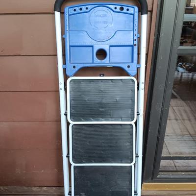 Three stair step ladder with top platform