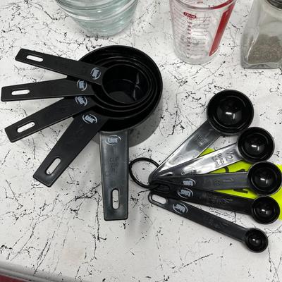 Kitchen measuring & bowls