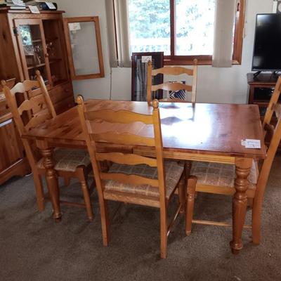 Dining room table with 4 chairs and 2 captain chairs and 22" leaf