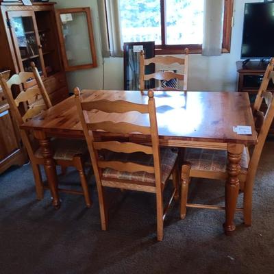 Dining room table with 4 chairs and 2 captain chairs and 22" leaf