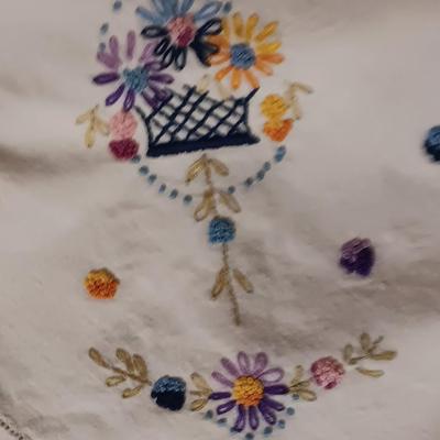 Vintage embroidered table linens - with nesting baskets Butterfly is very beautiful!