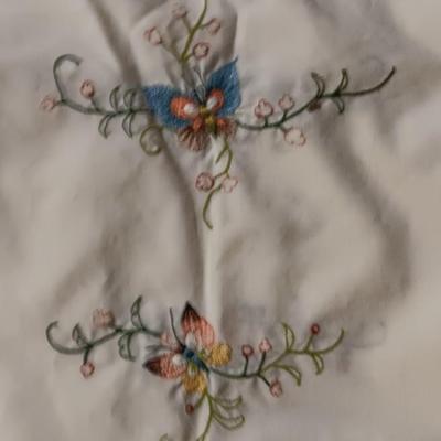 Vintage embroidered table linens - with nesting baskets Butterfly is very beautiful!