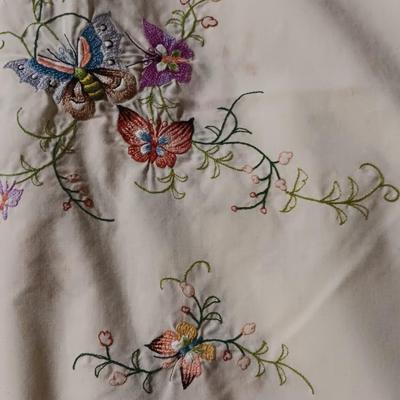 Vintage embroidered table linens - with nesting baskets Butterfly is very beautiful!