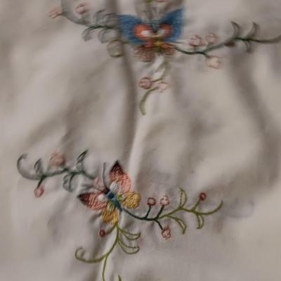 Vintage embroidered table linens - with nesting baskets Butterfly is very beautiful!
