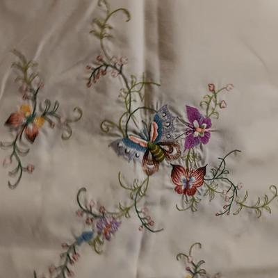 Vintage embroidered table linens - with nesting baskets Butterfly is very beautiful!