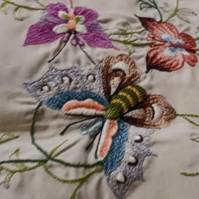 Vintage embroidered table linens - with nesting baskets Butterfly is very beautiful!