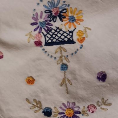 Vintage embroidered table linens - with nesting baskets Butterfly is very beautiful!