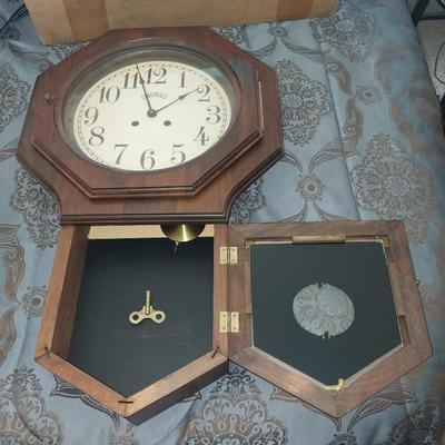 WOODEN CORNWELL VINTAGE CLOCK WITH KEY