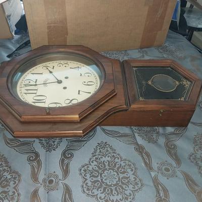 WOODEN CORNWELL VINTAGE CLOCK WITH KEY