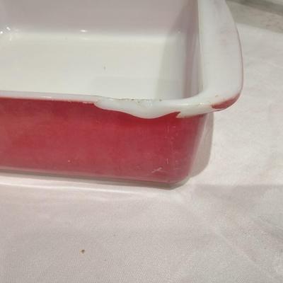 Two Pyrex baking dishes Town & Country with lid and pink brownie dish