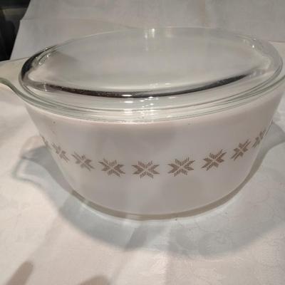 Two Pyrex baking dishes Town & Country with lid and pink brownie dish