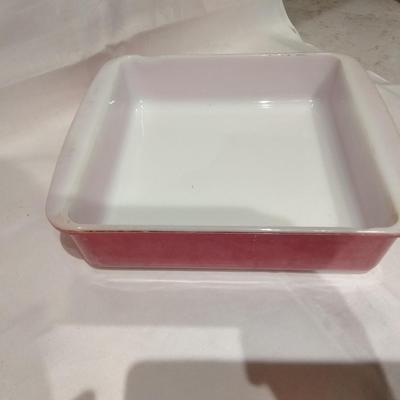 Two Pyrex baking dishes Town & Country with lid and pink brownie dish