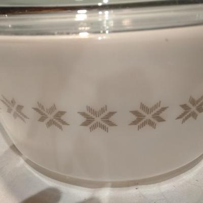Two Pyrex baking dishes Town & Country with lid and pink brownie dish