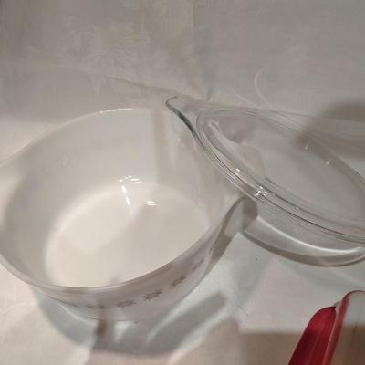 Two Pyrex baking dishes Town & Country with lid and pink brownie dish