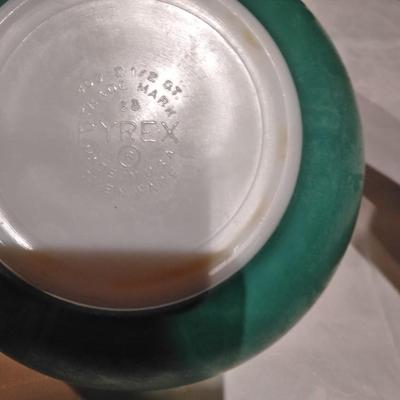 Two Pyrex nesting bowls