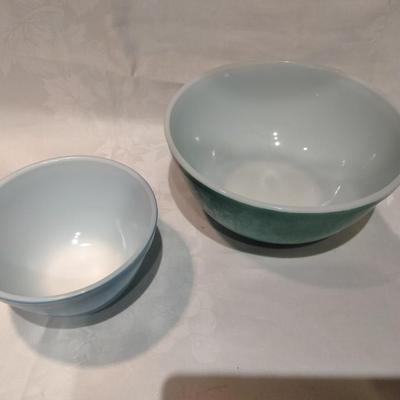 Two Pyrex nesting bowls