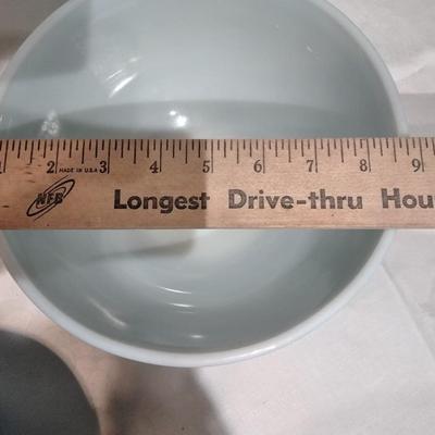 Two Pyrex nesting bowls