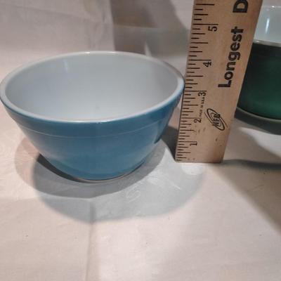 Two Pyrex nesting bowls