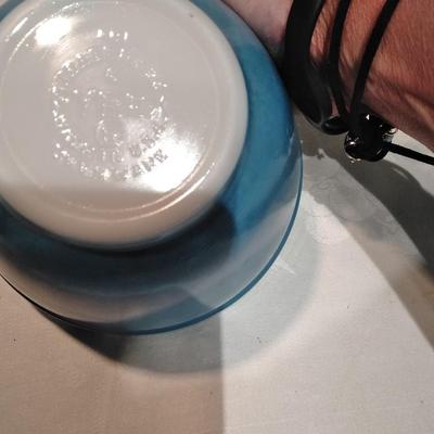 Two Pyrex nesting bowls