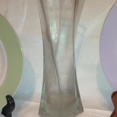 Four Dragonfly plates with a vase and collectible miniature mug
