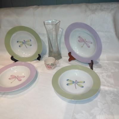 Four Dragonfly plates with a vase and collectible miniature mug