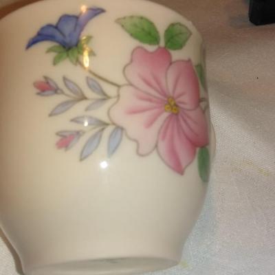 Four Dragonfly plates with a vase and collectible miniature mug