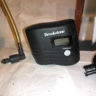 Brookstone automatic wine Preserver with accessories