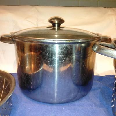 Stainless steel pot with lid and strainer insert