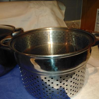 Stainless steel pot with lid and strainer insert