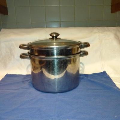 Stainless steel pot with lid and strainer insert