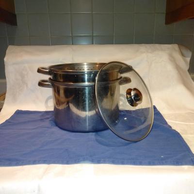 Stainless steel pot with lid and strainer insert