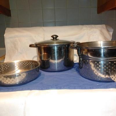 Stainless steel pot with lid and strainer insert