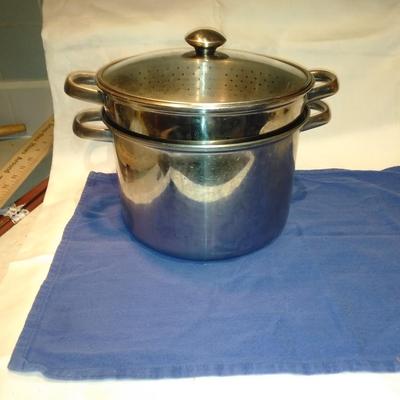 Stainless steel pot with lid and strainer insert
