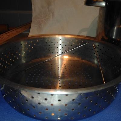 Stainless steel pot with lid and strainer insert