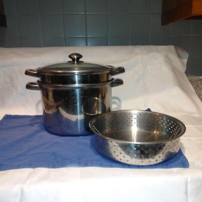 Stainless steel pot with lid and strainer insert