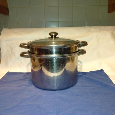Stainless steel pot with lid and strainer insert