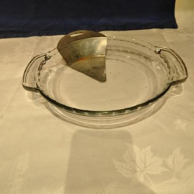 Beautiful glass scalloped pie dish with pie scoop