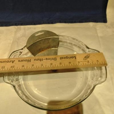Beautiful glass scalloped pie dish with pie scoop