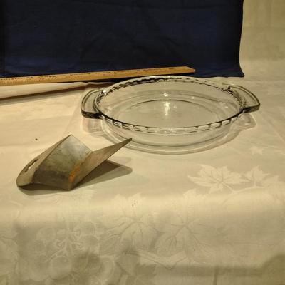 Beautiful glass scalloped pie dish with pie scoop