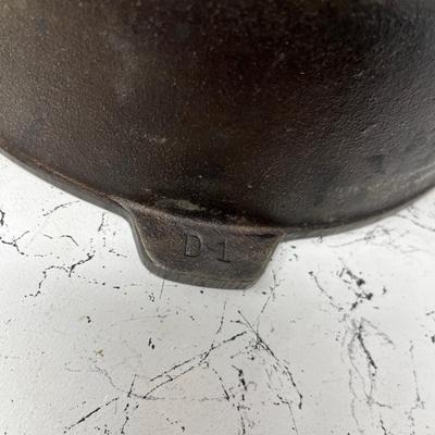 Cast iron skillet with lid