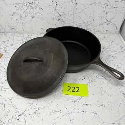 Cast iron skillet with lid