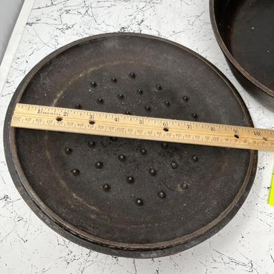 Cast iron skillet with lid