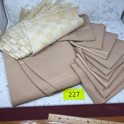 Round Tablecloth with matching napkins & placemats
