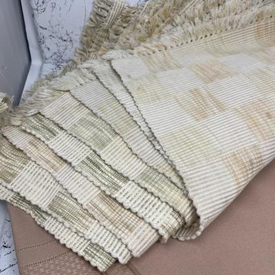 Round Tablecloth with matching napkins & placemats