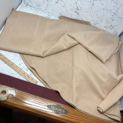 Round Tablecloth with matching napkins & placemats